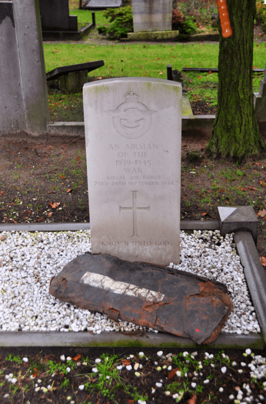 Avro Lancaster	III ED470 QR-W lost at Zelhem (Hummeloseweg 39) on 23-09-1944