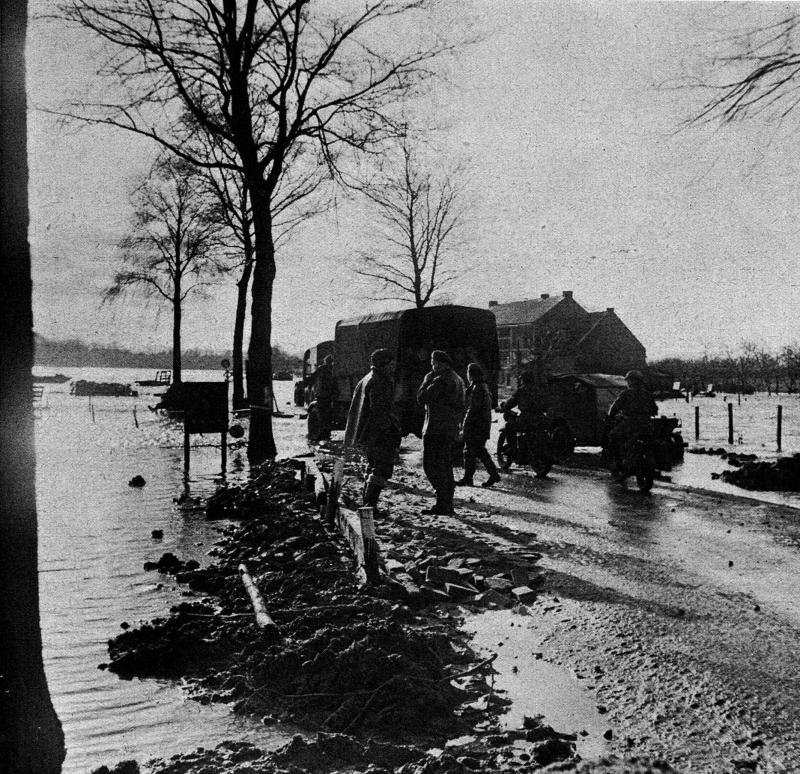 Class 40 Bailey Bridge over River Meuse at Berg (K.613693)