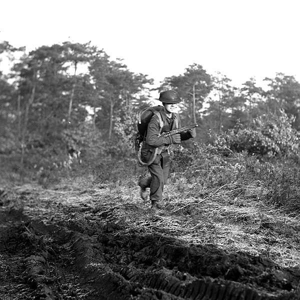 1 The Highland Light Infantry of Canada training at Nijmegen