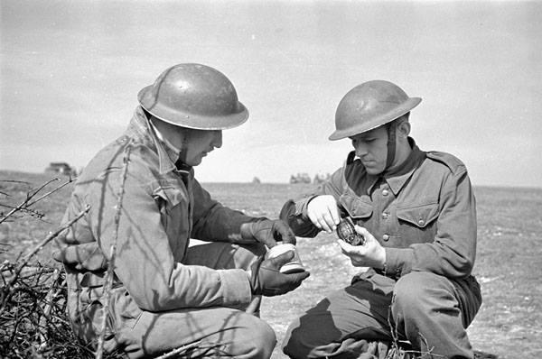 Two unidentified privates of The Edmonton Regiment