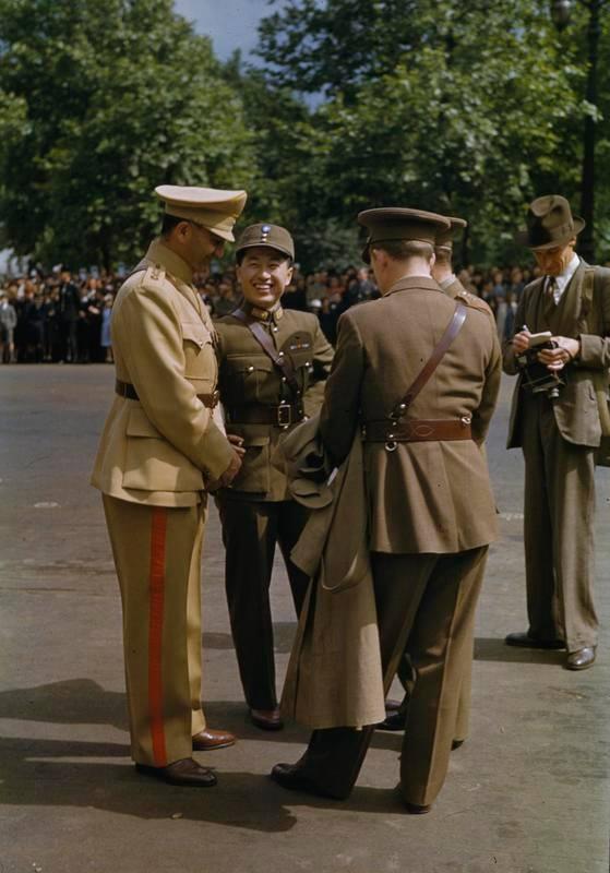 Military representatives from Iran and China talk to two British officers
