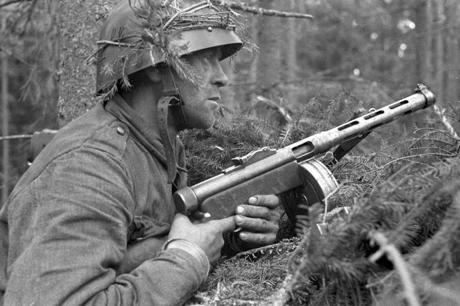 Finnish sub-machinegunner, with aKP/-31 submachine gun