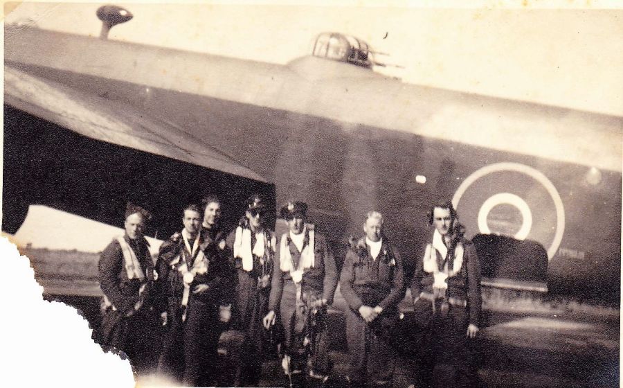 Handley Page Halifax III (NP933 MH-M) on a mission to Kleve on 1944-07-09