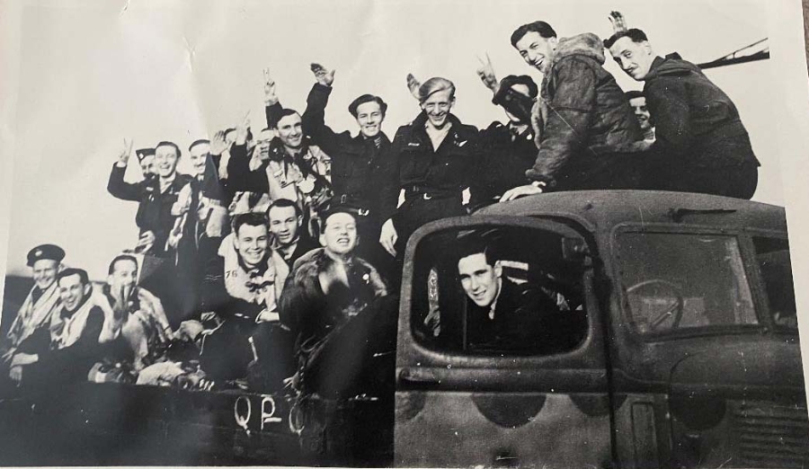 Handley Page Halifax V (DK269 MP-J) on a mission to Nurnberg on 1943-08-28