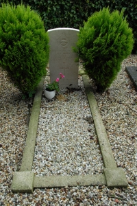 Typhoon IB R8688 lost at Bergharen ('t Broek) (5 km Z Ewijk) on 14-01-1945 (SGLO ref: T5097)