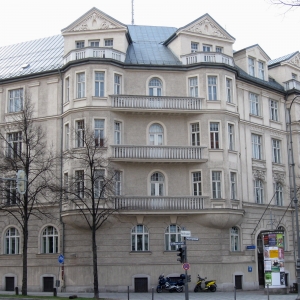 Lee Miller ﬁnds herself in Adolf Hitler's Munich bathroom